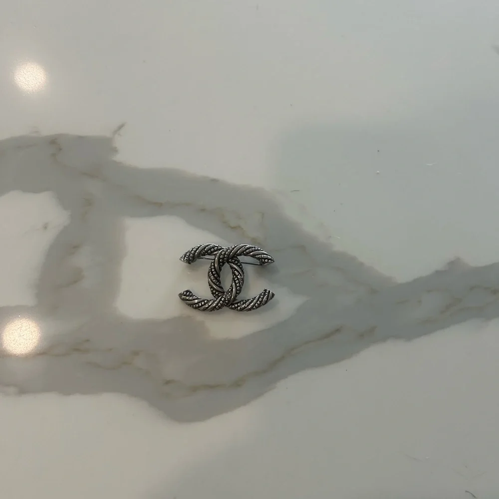 CHANEL Silver-Tone Rope Double-C Logo Brooch - Picture 3 of 3